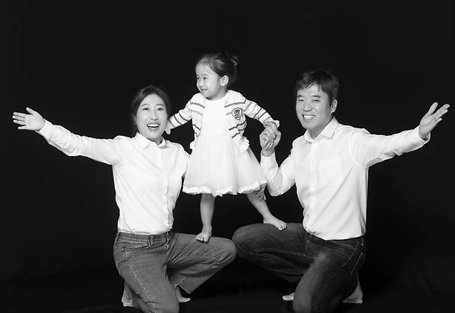 '현서 바라기' 꽃이 활짝 폈습니다. 그 바람에 현서의 얼굴에도 웃음꽃이 폈습니다.