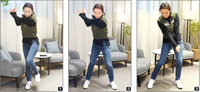 ①왼다리를 들면서 백스윙 자세를 취한다. ②다운스윙 때 팔이 아니라 왼발을 먼저 움직여 내딛는다는 생각으로 스윙을 시작하고 ③임팩트와 피니시
동작까지 멈추지 않고 스윙을 이어간다. 변성현 한경닷컴 기자