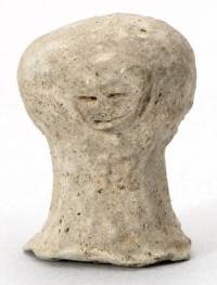 몽촌토성 북문지 발굴에서 출토된 사람 얼굴을 새긴 토기뚜껑. 백제인의 해학이 묻어나오는 유물이다.|한성백제박물관 제공