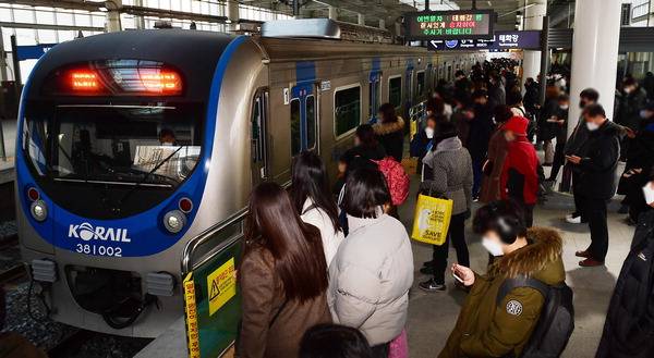 21일 오후 부산 연제구 동해남부선 교대역 승강장에서 시민이 열차를 타려고 줄을 서 있다.  이원준 기자 windstorm@kookje.co.kr