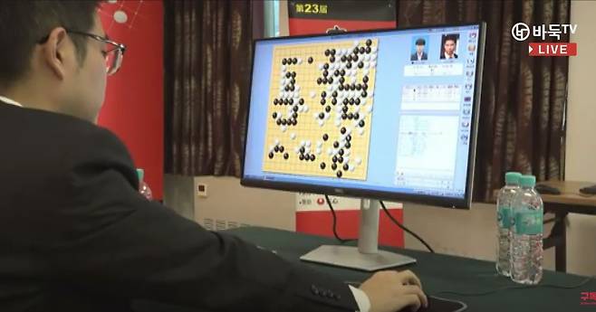 중국측의 VAR화면(1). 미위팅이 초읽기가 진행되는 상황에서 우중앙 흑 2점을 단수치려고 커서를 대고 있다.[바둑TV 유투브 캡처]
