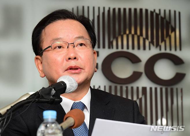 [서울=뉴시스] 배훈식 기자 = 김부겸 국무총리가 22일 오후 서울 중구 한국프레스센터에서 열린 서울외신기자클럽 초청 간담회에 참석해 발언하고 있다. (공동취재사진) 2022.02.22. photo@newsis.com