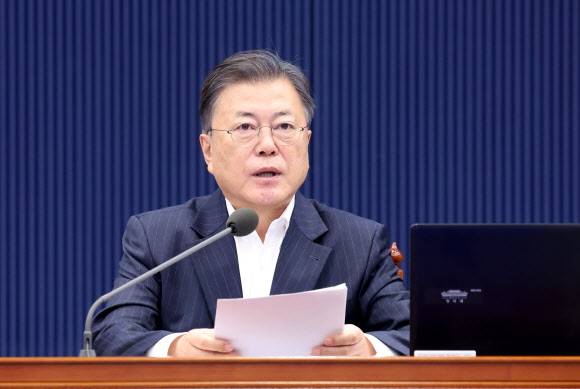 문재인 대통령이 22일 청와대 여민관에서 열린 영상국무회의에서 발언하고 있다. 2022.2.22 연합뉴스
