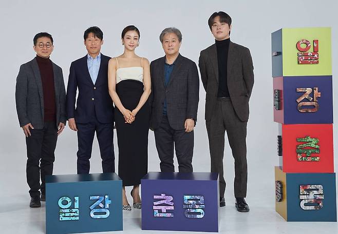 촬영감독 김우형, 배우 유해진, 김옥빈, 박찬욱 감독, 배우 박정민이 18일 오전 온라인 생중계로 진행된 애플TV플러스 단편영화 '일장춘몽'(감독 박찬욱) 기자회견을 위해 포즈를 취하고 있다.  iPhone 13 Pro로 촬영한 단편영화 '일장춘몽'은 마을의 은인, '흰담비'(김옥빈)를 묻어줄 관을 만들 나무를 구하기 위해 '장의사'(유해진)가 무덤을 파헤치고, 그 바람에 무덤의 주인인 '검객'(박정민)이 깨어나 자신의 관을 되찾기 위해 한바탕 소란을 벌이는 무협 로맨스다. /사진제공=애플 2022.02.18 /사진=이동훈 기자 photoguy@