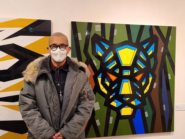 구준엽이 호랑이 작품을 소개하고 있다. 사진|김소연 기자