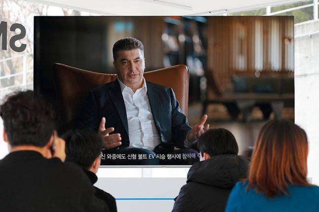 카허 카젬 한국GM 사장이 23일 쉐보레 볼트EV 미디어 드라이빙 캠프에서 영상 메시지를 전하고 있다. ⓒ한국GM