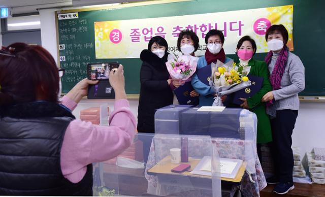 23일 오전 서울 마포구 일성여자중·고등학교에서 졸업생들이 기념촬영을 하고 있다. 연합뉴스