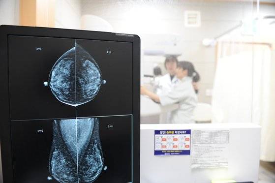 국립암센터에서 한 여성이 유방촬영기로 유방을 촬영해 암 검진을 하고 있다. [사진 국립암센터]