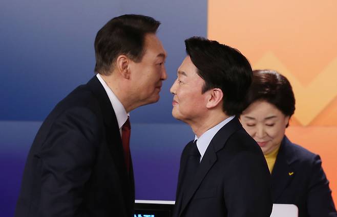 국민의힘 윤석열 대선 후보와 국민의당 안철수 대선 후보가 지난 11일 오후 서울 중구 매경미디어센터에서 열린 한국기자협회 주최·방송 6개사 공동 주관 '2022 대선후보 초청 토론'에서 인사를 마친 뒤 이동하고 있다. (사진=국회사진기자단)