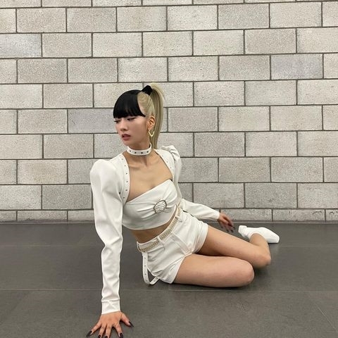 Girls group Apink member Yoon Bomi (29) showed off her unconventional hairstyle.Yoon Bomi posted a picture on Instagram on Sunday, writing, #The show #Panda1 Atrophy.Its a picture of Yoon Bomi in a white stage costume posing in various ways on the floor - pictures of Yoon Bomis unique playfulness.Most of all, the eye-catching hairstyle of Yoon Bomi is a style that is tied up with bright gold hair up, but only the bangs that are cut in a straight line are black.It is an extraordinary hairstyle with two colors coexisting, and the beauty of the beautifully digested Yoon Bomi is impressive.Meanwhile, Apink, which Yoon Bomi belongs to, is loved by her special album HORN (Hon) and comeback with her title song Dilemma (Dilemma).