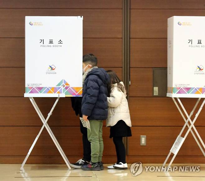 재외투표 첫날…지켜보는 어린이 (도쿄=연합뉴스) 이세원 특파원 = 제20대 대통령 선출을 위해 국외 유권자가 투표권을 행사하는 재외투표 첫날인 23일 일본 도쿄도(東京都) 미나토(港)구에 마련된 주일본 한국대사관 재외투표소에서 유권자 기표소에서 기표 중인 가운데 동행한 어린이가 곁에 서 있다. 2022.2.23 sewonlee@yna.co.kr