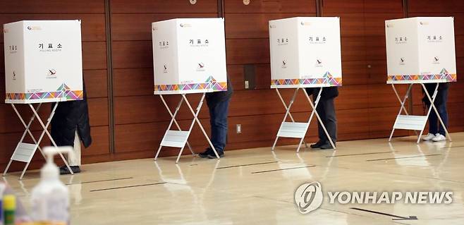 표심은 어디로…재외투표소에서 기표하는 유권자들 (도쿄=연합뉴스) 이세원 특파원 = 제20대 대통령 선출을 위해 국외 유권자가 투표권을 행사하는 재외투표 첫날인 23일 일본 도쿄도(東京都) 미나토(港)구에 마련된 주일본 한국대사관 재외투표소에서 유권자 기표소에서 기표하고 있다. 2022.2.23 sewonlee@yna.co.kr