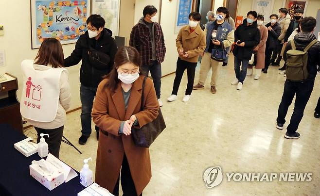 재외투표 행렬…도쿄 모습 (도쿄=연합뉴스) 이세원 특파원 = 제20대 대통령 선출을 위해 국외 유권자가 투표권을 행사하는 재외투표 첫날인 23일 일본 도쿄도(東京都) 미나토(港)구에 마련된 주일본 한국대사관 재외투표소에서 유권자들이 투표소에 입장하기 위해 차례를 기다리고 있다. 2022.2.23 sewonlee@yna.co.kr