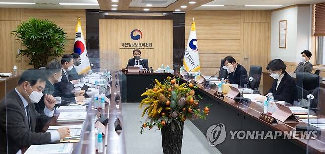 제4회 개인정보위 전체회의 (서울=연합뉴스) 윤종인 개인정보보호위원회 위원장(가운데)이 23일 오전 서울 종로구 정부서울청사에서 개최된 제4회 개인정보보호위원회 전체회의를 주재하고 있다. 2022.2.23 
    [개인정보보호위원회 제공. 재판매 및 DB 금지] photo@yna.co.kr