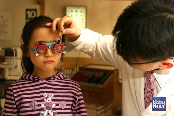 어린이 환자 진료 중인 장지웅 일산백병원 안과 교수. ⓒ일산백병원