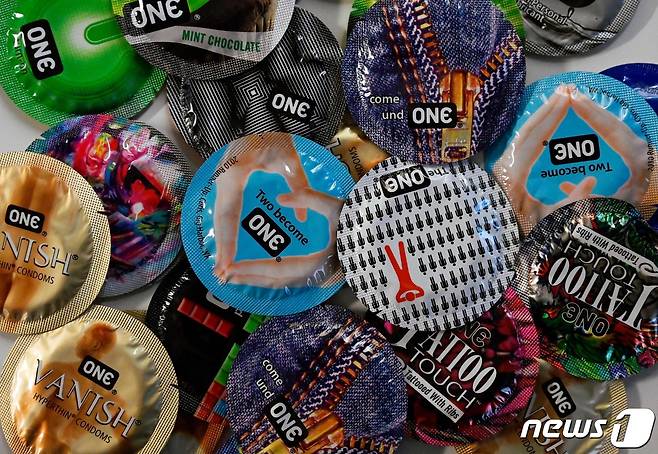 미국 워싱턴DC의 한 상점에 '원'(ONE) 콘돔 제품이 나열되어 있다. 2022.02.23/news1 © AFP=뉴스1 © News1 김민수 기자