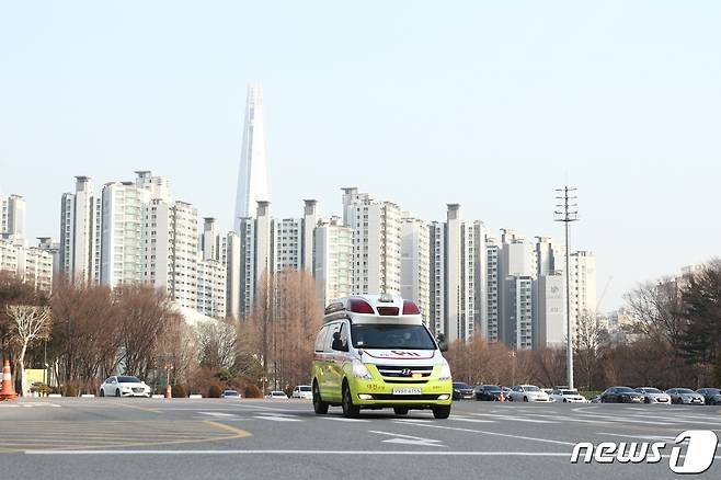 서울지역 코로나19 환자 이송지원을 위해 동원된 8개 시·도 소속 구급차가 23일 서울 송파구 잠실종합운동장119 안전센터 앞에서 이송 업무에 투입되기 위해 출발하고 있다. (기사 내용과 무관) (송파소방서 제공) 2021.12.23/뉴스1