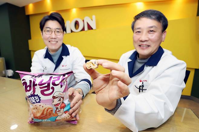 오리온 글로벌연구소 스낵개발팀 전우영 수석연구원(왼쪽)과 초콜릿개발팀 유인형 책임연구원.