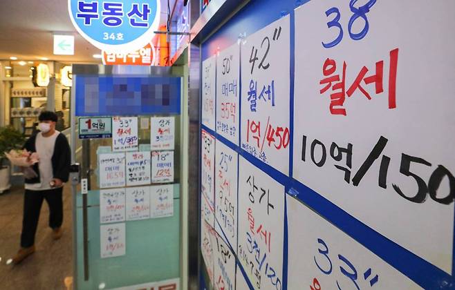 [서울=뉴시스] 권창회 기자 = 종합부동산세 등 보유세 부담 증가와 임대차보호법으로 주택시장이 전세에서 월세로 전환되고 있다. 서울부동산정보광장에 따르면 지난 14일 기준 지난해 서울에서 월세가 낀 아파트 임대차 거래량이 총 7만1079건으로 집계됐다. 이는 지난 2011년 통계가 집계된 이후 최대치다. 사진은 15일 오후 서울 시내 부동산에 붙은 아파트 시세표 모습. 2022.02.15.