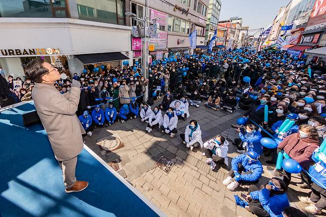 이재명 더불어민주당 대선후보가 24일 강원도 원주시 중앙로 문화의거리에서 열린 '강원도 코리아 프리미엄 시대, 이재명이 열겠습니다!' 원주 유세에서 지지를 호소하고 있다. [연합]