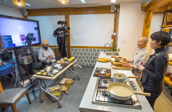 르 꼬르동 블루 런던캠퍼스 학생들에게 한국 사찰음식 강의를 진행하고 있는 법송 스님.