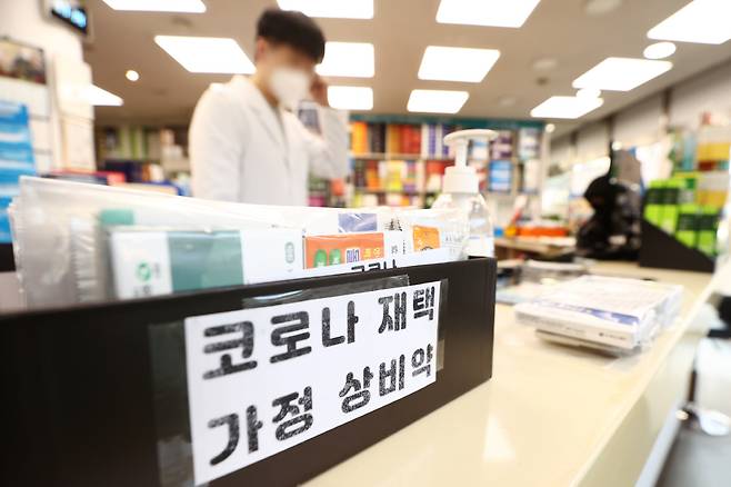 ◇코로나19 재택치료자가 늘면서 감기약, 해열제 등 상비약 수요 역시 급증하고 있다.연합뉴스