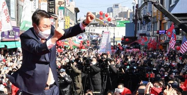 국민의힘 윤석열 대선 후보가 24일 경기 수원시 팔달문 앞에서 열린 유세에서 ‘어퍼컷 세리머니’를 하고 있다. 윤 후보는 경기도청이 있는 수원에서 “더불어민주당은 집권 연장밖에 눈에 보이는 것이 없다”고 성토했다. 수원=사진공동취재단