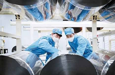 LG에너지솔루션오창공장에서 직원이 21700·18650(왼쪽부터) 원통형 배터리를 선보이고 있다. 오른쪽은 직원들이 생산된 전극 Roll의 품질을 검수하는 모습. [사진 LG에너지솔루션]