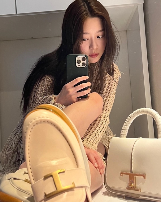Actor Kim Min-joo from the group IZ*ONE has revealed his recent recovery from Corona 19.Kim Min-joo posted a photo of his current situation on his instagram on the 25th. In the open photo, Kim Min-joo poses in various poses in front of the mirror.On the 21st, the agency, Urban Works Eanti, announced that Kim Min-joo was confirmed by PCR test.Meanwhile, IZ*ONE, which Kim Min-joo belonged to, was dissolved in two years and six months after the contract expired on April 29 last year.Kim Min-joo, who has turned to actor since then, is playing a big role as MBC show music center MC.