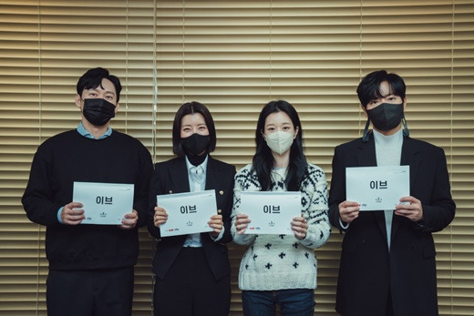 Actor Seo Ye-ji will return to the house theater in a year after the controversy over his personal life, including his former lover Kim Jung-hyun gas lighting, suspicion of forgery of education,In Eve, he works with actors Byeong-eun Park, Yoo Sun and Lee Sang-yeob.Cable Channel tvNs new drama Eve (directed by Park Bong-seop/playplayplay by Yoon Young-mi) is a 13-year design, life-stricken revenge.The most intense and deadly high-quality passion melodrama to break down 0.1% of South Korea.Park Bong-seop, who has been recognized for his solid performance through Drama Stage 2020-Blackout and Wonderful Rumors, and Yoon Young-mi, who wrote the drama One Daughter with Good Child, Beauty Birth, Good Witch .Seo Ye-ji played the role of the woman who designed revenge in the play, Sean Gelael.This Sean Gelael is a deadly woman who becomes the main character in a two-trillion-won divorce suit for a South Korea 0.1% upper class couple after carefully designing revenge after her fathers shocking death as a child.I thought that Eve was important for the solid acting power and immersion as it contained the process of carefully preparing for the revenge of this Sean Gelael, said the production team. Seo Ye-ji is an actor with the energy to immerse the image with a strong image and the energy to immerse the Sean Gelael.The first meeting, the first meeting, has been thoroughly analyzing the script more than anyone else. The high understanding of the character and the unusual affection for the work are the main reasons for the casting. Byeong-eun Park is divided into Kang Yoon-kyum and Character, who chose danger.Kang Yoon-kyum, chief executive of the LY Group, is a man who has been faithful to his family and work without a single scandal with thorough self-management, but falls in love with him after meeting Lee Sean Gelael.In this regard, the production team of Eve said, Since Kang Yoon-gum is one of the victims of the collapsed family history and a man who has to fall in love, he needed an actor with a mask that can express both sides of the character and sexy in his mid- to late 40s.In that sense, I thought that the charming mask that freely crosses good and evil, and the Byeong-eun Park, which has the ability to add depth to the narration of the character, were perfect.You will feel another attraction of Byeong-eun Park. In addition, Yoo Sun took on the role of Sora, a woman who should be the best.Han Sora, the only daughter of the most powerful political figure and the wife of Kang Yoon-kyum, has a perfect and colorful appearance with emotional anxiety and obsession with her husband.Yoo Sun, who has been well received for his stable acting, is drawing attention to what kind of hot air he will overwhelm his gaze.Eve production team said, Yoo Sun was an actor with both visual and acting ability to express the perfect external appearance of a woman with everything, wounds, anxiety, and obsession at the same time. Yoo Suns elegant charisma and limitless Acting spectrum will once again shine and create an unprecedented character.Finally, Lee Sang-yeob divides into a man who has something to keep.Seo Eun-pyeong, the youngest member of parliament who is paying attention to South Korea, has come to the present position after overcoming the sick past from the nursery school, but is determined to abandon it all for love.Lee Sang-yeob, who has proved his deep acting ability through many works, is expected to draw Seo Eun-pyeong and his performance.Eve production team said, The image of Seo Eun-pyeong Character and Lee Sang-yeob, who can give up everything they have accumulated for love, is right. More than anything else, I was convinced that Lee Sang-yeobs warm, soft and hard-lit eyes were seen at the first meeting.Eve is scheduled to air for the first time this year.