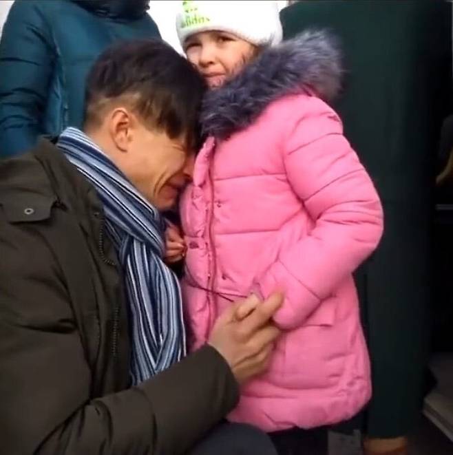 24일(현지 시각) 우크라이나가 국가총동원령을 내린 가운데 수도 키예프에서 한 남성이 가족과 헤어지며 눈물을 흘리고 있다. 트위터 캡쳐.