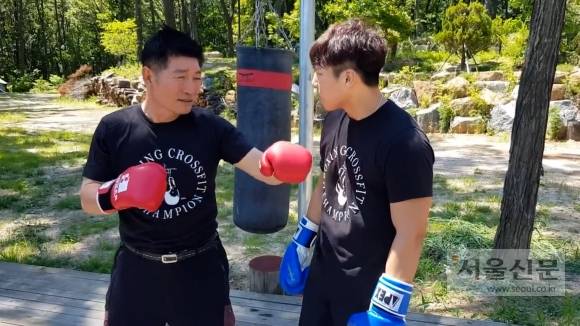 유튜브 채널 ‘이규원관장의 감성복싱’에 출연한 박종팔씨가 젊은 권투선수들을 위해 자신의 권투기술을 가르치고 있는 모습(사진=이규원관장의 감성복싱 영상 캡처)