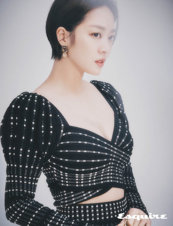 Actor Jo Bo-ah, who plays the role of military prosecutor Cha Du-ri in TVNs new drama Gun Inspection Doberman, which will be broadcasted on the afternoon of the 28th of this month, decorated the March 2022 issue of male fashion and lifestyle magazine Esquire with a short hairstyle.Jo Bo-ah said in an interview with Esquire, Cha Du-ri is a person who tries to break down the corruption in the Army. We try to solve the problems related to the Army that we often encountered in the news.In addition, there was a setting that it became a military prosecutor for revenge, so there was a dark figure and it was necessary to control the tone from the Soldiers tone. As I get used to wearing military uniforms every day for four months, my usual tone is becoming Danaka, he said.There are many ambassadors to discuss the injustice of society, so you can see it in the city, he said. It was so good to be able to take on a strong and solid character.I hope the public will know that I have such a hard look and serious look. Im wearing only military uniforms and Im shooting a Drama, but its still too cold because my uniform is so thin, he said in an interview. Is it because theyre protecting our country, but their clothes are so thin?We have to correct it, he said, and he laughed.The March 2022 issue of Esquire, decorated with Jo Bo-ahs pictorial, is available at bookstores from February 22, 2022, and can also be found on the Esquire Korea website.