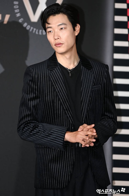 Actor Ryu Jun-yeol has earned 4 billion won in profits from the so-called building tech, and criticism of him is growing.According to a report by Dispatch on the 24th, Ryu Jun-yeol bought the land of 83 pyeong in Yeoksam-dong, Gangnam-gu, Seoul in 2020 under the name of a private corporation whose mother is representative.The purchase price was 5.8 billion won, and the bank received a loan of 5.2 billion won, 90% of the purchase price.Ryu Jun-yeol broke down the existing single-story building on the site and built the building. Ryu Jun-yeol was reported to have borrowed about 1.7 billion won, 70% of the construction cost, during the construction process.The building, which was completed last year, sold for 15 billion won this year, with profits of 6 billion won before tax and 4 billion won after tax.As the news came out, more than 90% of the people were borrowed and bought the land, and the criticism of Ryu Jun-yeol, who earned profit from the market, is rising.His agency said, We established a corporation for the purpose of managing personal income.We also planned a photo exhibition at the corporation, he said. We were going to build a building in Gangnam and do clothing business with our friends.We decided to put the business on hold and sell the building because of Corona 19.However, criticism has not diminished in the position of these agencies because they have expressed their thoughts on money at the time of the interview with the movie Money released in 2019.I personally think it would be nice to be rich, of course, and I have thought a lot before my debut that I should be wary of being a goal in itself, he said in an interview with the company.I do not say money is on people.We seem to have a lot of things that are dulling in that part, he said. The rich people will have different standards for each person, but they are still eating their minds that money should not be important in life itself.However, it was not free from criticism that he had already established a corporation before the interview, and that he had bought the land in a year after the interview, and that he deceived many people.In addition, critics have pointed out that ordinary people will not be able to receive loans of that size, and criticism of entertainers real estate speculation continues.Photo = DB