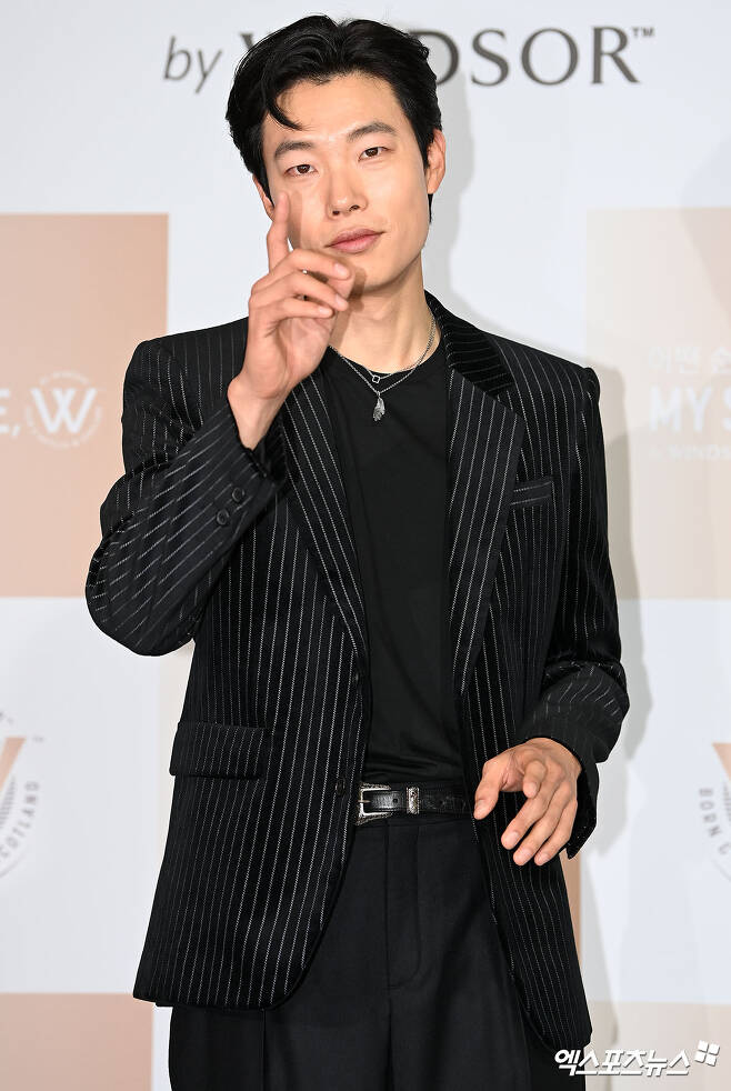 Actor Ryu Jun-yeol has earned 4 billion won in profits from the so-called building tech, and criticism of him is growing.According to a report by Dispatch on the 24th, Ryu Jun-yeol bought the land of 83 pyeong in Yeoksam-dong, Gangnam-gu, Seoul in 2020 under the name of a private corporation whose mother is representative.The purchase price was 5.8 billion won, and the bank received a loan of 5.2 billion won, 90% of the purchase price.Ryu Jun-yeol broke down the existing single-story building on the site and built the building. Ryu Jun-yeol was reported to have borrowed about 1.7 billion won, 70% of the construction cost, during the construction process.The building, which was completed last year, sold for 15 billion won this year, with profits of 6 billion won before tax and 4 billion won after tax.As the news came out, more than 90% of the people were borrowed and bought the land, and the criticism of Ryu Jun-yeol, who earned profit from the market, is rising.His agency said, We established a corporation for the purpose of managing personal income.We also planned a photo exhibition at the corporation, he said. We were going to build a building in Gangnam and do clothing business with our friends.We decided to put the business on hold and sell the building because of Corona 19.However, criticism has not diminished in the position of these agencies because they have expressed their thoughts on money at the time of the interview with the movie Money released in 2019.I personally think it would be nice to be rich, of course, and I have thought a lot before my debut that I should be wary of being a goal in itself, he said in an interview with the company.I do not say money is on people.We seem to have a lot of things that are dulling in that part, he said. The rich people will have different standards for each person, but they are still eating their minds that money should not be important in life itself.However, it was not free from criticism that he had already established a corporation before the interview, and that he had bought the land in a year after the interview, and that he deceived many people.In addition, critics have pointed out that ordinary people will not be able to receive loans of that size, and criticism of entertainers real estate speculation continues.Photo = DB