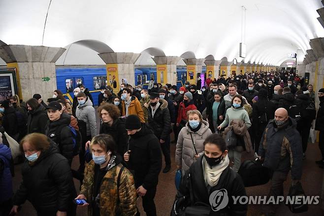 짐 들고 지하철역 몰린 우크라 키예프 시민들 (키예프 AFP=연합뉴스) 러시아가 우크라이나에 대해 군사 공격을 개시한 24일(현지시간) 오전 우크라이나 수도 키예프의 한 지하철역 승강장이 짐과 가방을 든 시민들로 가득 차 있다. 이날 우크라이나 전역에서는 폭발음이 들렸으며 드미트로 쿨레바 외무장관은 트위터를 통해 "러시아의 전면 침공이 시작됐다"고 밝혔다. 2022.2.24 leekm@yna.co.kr