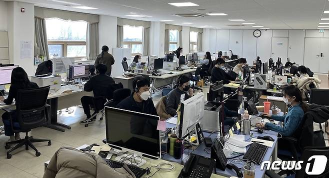 충북 청주시 상당보건소 감염병대응과에서 신종 코로나바이러스 감염증(코로나19) 확진자들의 기초조사를 하고 있다.(청주시 제공).2022.02.23/© 뉴스1