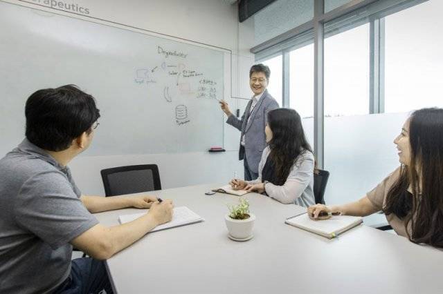 서보광 유빅스테라퓨틱스 대표(서 있는 사람)가 임직원들과 자사 ‘디그래듀서’ 기술 관련 아이디어 회의를 하고 있다. 이 회사 임직원 대부분은 연구원이다. 유빅스테라퓨틱스 제공