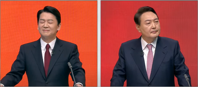 21일 서울 마포구 상암동 MBC에서 열린 TV토론회에서 안철수(왼쪽) 국민의당 후보가 윤석열 국민의힘 후보의 답변에 눈을 감고 고개를 흔드는 모습. MBC 유튜브 캡처