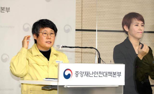 박향(왼쪽) 보건복지부 중앙사고수습본부 방역총괄반장이 지난 15일 정부세종청사에서 고경희 수어 통역사와 함께 코로나19 대응 정례 브리핑을 하고 있다. 손동작을 비롯해 입술 모양과 얼굴 표정 등 비수지 기호를 활용해 전달하는 수어의 특성상, 수어 통역사들은 통역 시 마스크를 착용하지 않는다. 뉴시스