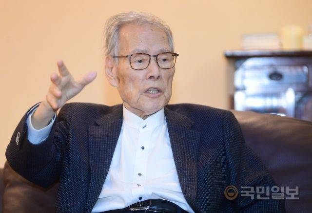 이어령 전 문화부 장관이 지난해 11월 서울 종로구 영인문학관에서 국민일보와 인터뷰하고 있다. 강민석 선임기자