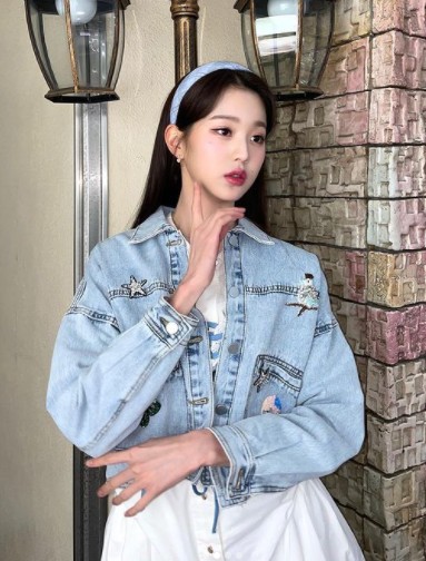 Ive Jang Won-young has revealed the recent state of her fresh charm.Jang Won-young posted several photos on his 26th day with his article Muvin of a long time through his instagram.In the photo, Jang Won-young, who shows off his charm with a blue jacket, a headband and a dress, poses. A slender figure like a pure visual and a Barbie doll gIVEs a glimpse of the centers aura.The fans responded, You are so beautiful, Queen, and Are you a princess?Meanwhile, Jang Won-young of Ive is meeting with fans on MC of KBS2 TV Music Bank.