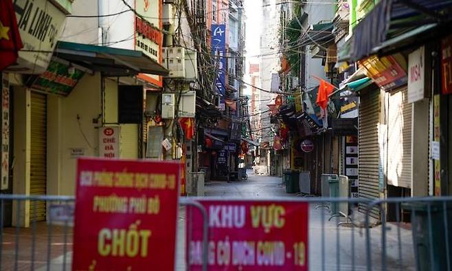 지난해 12월 코로나19 감염자가 나와 폐쇄된 하노이의 한 구역  [VN익스프레스 사이트 캡처. 재판매 및 DB 금지]