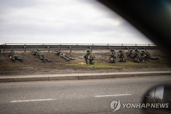 키예프 시내서 러시아군 공격 대비하는 우크라이나군 (키예프 AP=연합뉴스) 러시아의 우크라이나 침공 이틀째인 25일(현지시간) 우크라이나 군인들이 수도 키예프 시내 교량 아래서 러시아군의 공격에 대비하고 있다. 2022.2.25 leekm@yna.co.kr