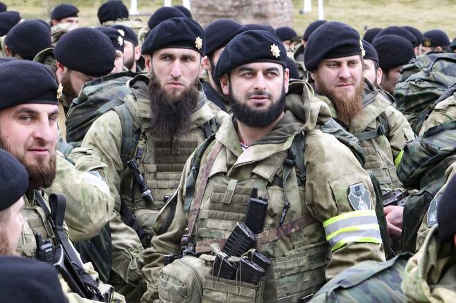 25일 러시아 체첸공화국 수도 그로즈니에 모인 체첸 무장 군인들/AP 연합뉴스