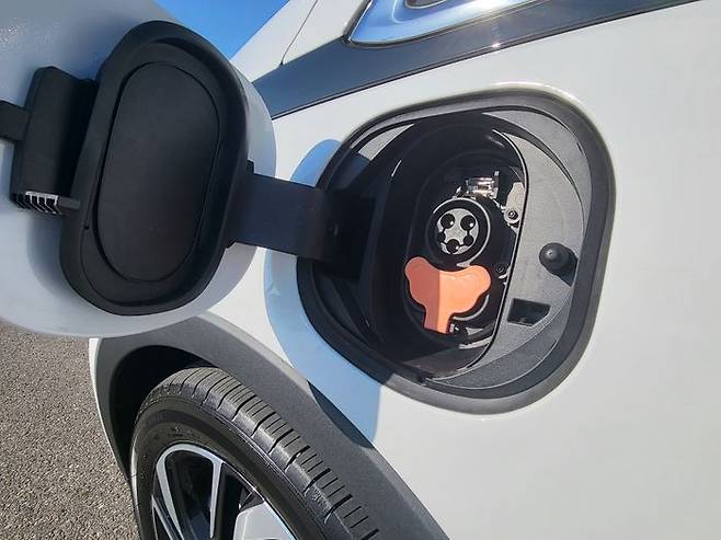 볼트EV 급속/완속 충전구ⓒ데일리안