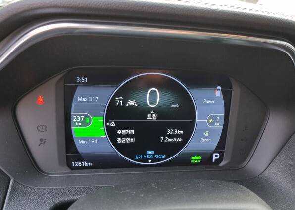 볼트EV의 계기판 모습. 왼쪽에는 주행가능 거리가 표시된다. 오른쪽에는 주행 중 사용하는 배터리량과 회생제동으로 충전되는 배터리량이 실시간으로 표시된다. 노란색 번개 표시를 기준으로 배터리가 사용될 땐 노란색 게이지가 위로 올라가며 사용량을 표시해준다. 반대로 회생제동 시에는 녹색 게이지가 아래로 내려가면서 순간 충전량을 알려준다.