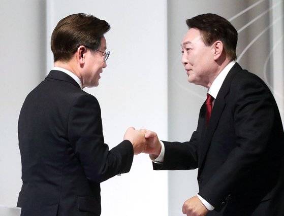 이재명 더불어민주당 대선 후보와 윤석열 국민의힘 대선 후보가 25일 오후 서울 마포구 상암동 SBS스튜디오에서 열린 중앙선거방송토론위원회 주관 제20대 대통령선거 후보 초청 2차 법정 TV 토론회에 참석해 인사 나누고 있다. 뉴스1