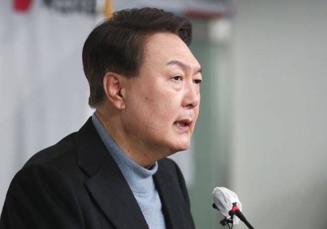 윤석열 국민의힘 대선 후보가 27일 서울 여의도 당사에서 안철수 국민의당 대선 후보와의 단일화 협상 관련 기자회견을 하고 있다. 연합뉴스