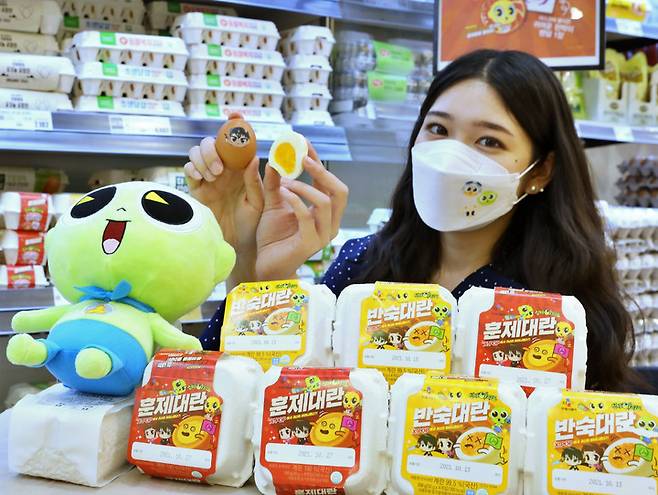 [서울=뉴시스] 박미소 기자 = 서울 중구 롯데마트 서울역점에서 모델이 신비아파트 가공계란 2종을 홍보하고 있다. (사진=롯데쇼핑 제공) 2021.10.06. photo@newsis.com *재판매 및 DB 금지